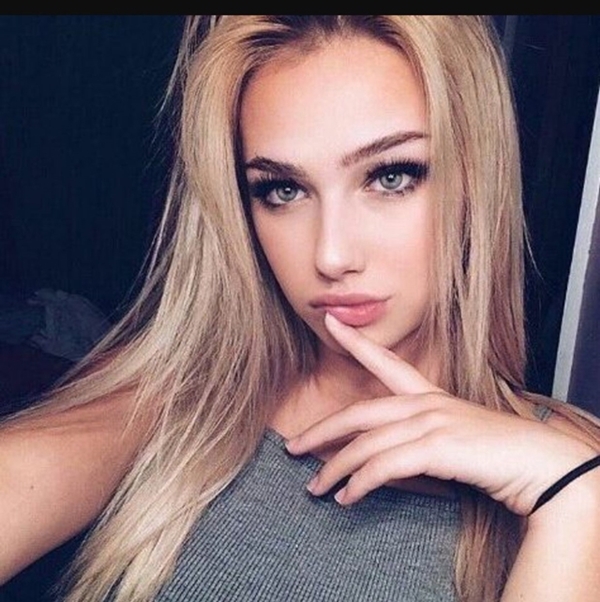 45 Cute Selfie Poses For Girls To Look Super Awesome – Office Salt