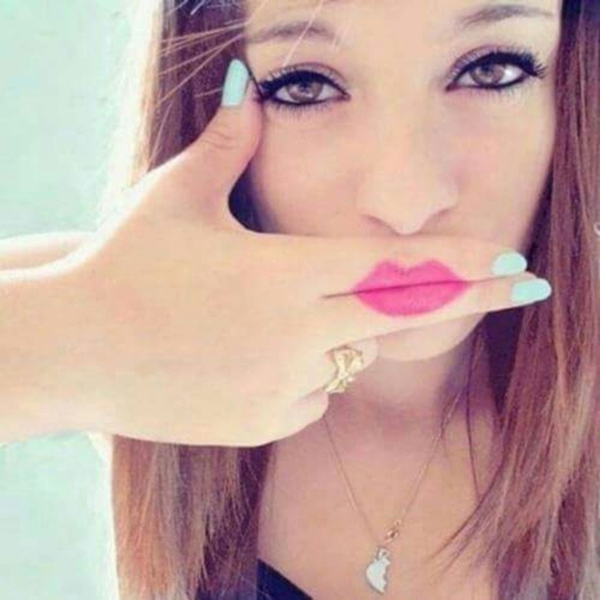 45 Cute Selfie Poses For Girls To Look Super Awesome – Office Salt