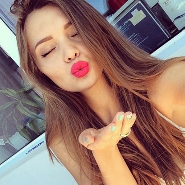 45 Cute Selfie Poses For Girls To Look Super Awesome – Office Salt