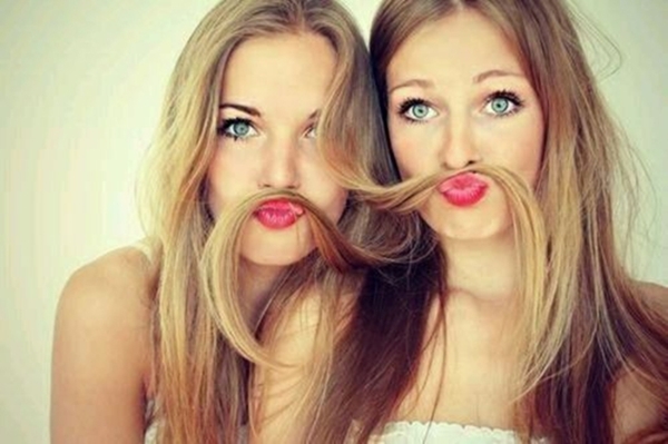 45 Cute Selfie Poses For Girls To Look Super Awesome – Office Salt