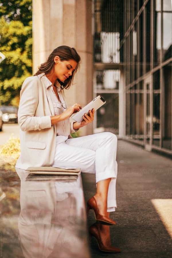 40 Best Sitting Photography Poses For Many Uses Office Salt